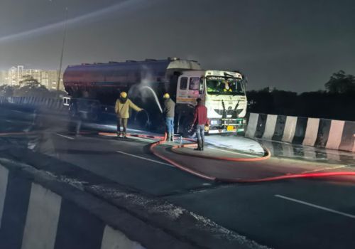 पुलिस भी फायर फाइटर के साथ मिलकर आग बुझाने में जुट गई।