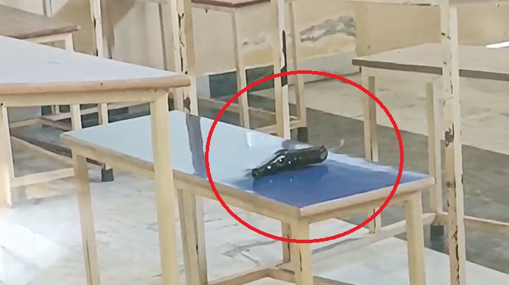 वारदात के बाद बैंच पर पड़ा आरोपी का पिस्टल।