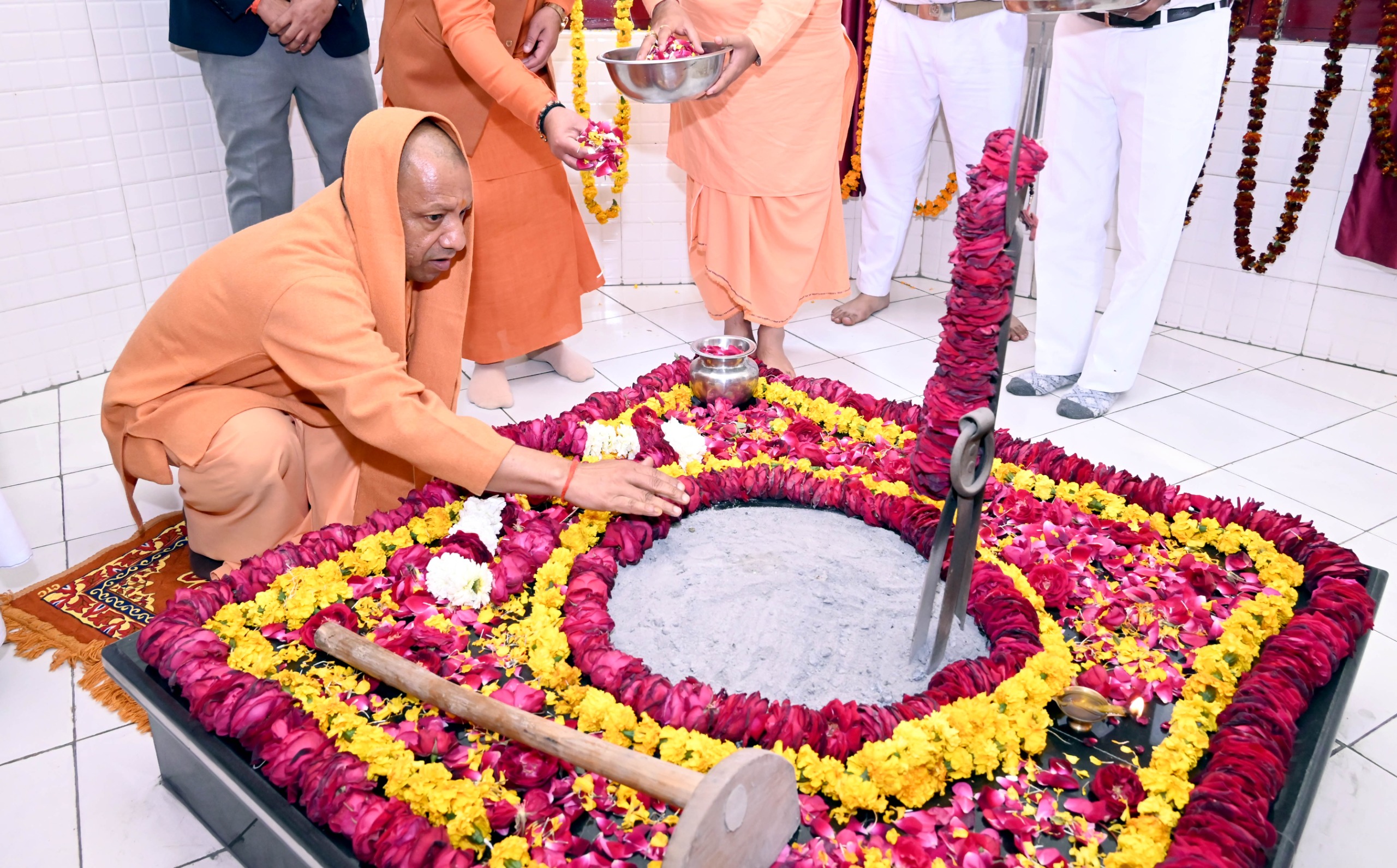 सीएम योगी आदित्यनाथ ने गिरधारी नाथ महाराज स्मारक स्थल पर पूजा की।