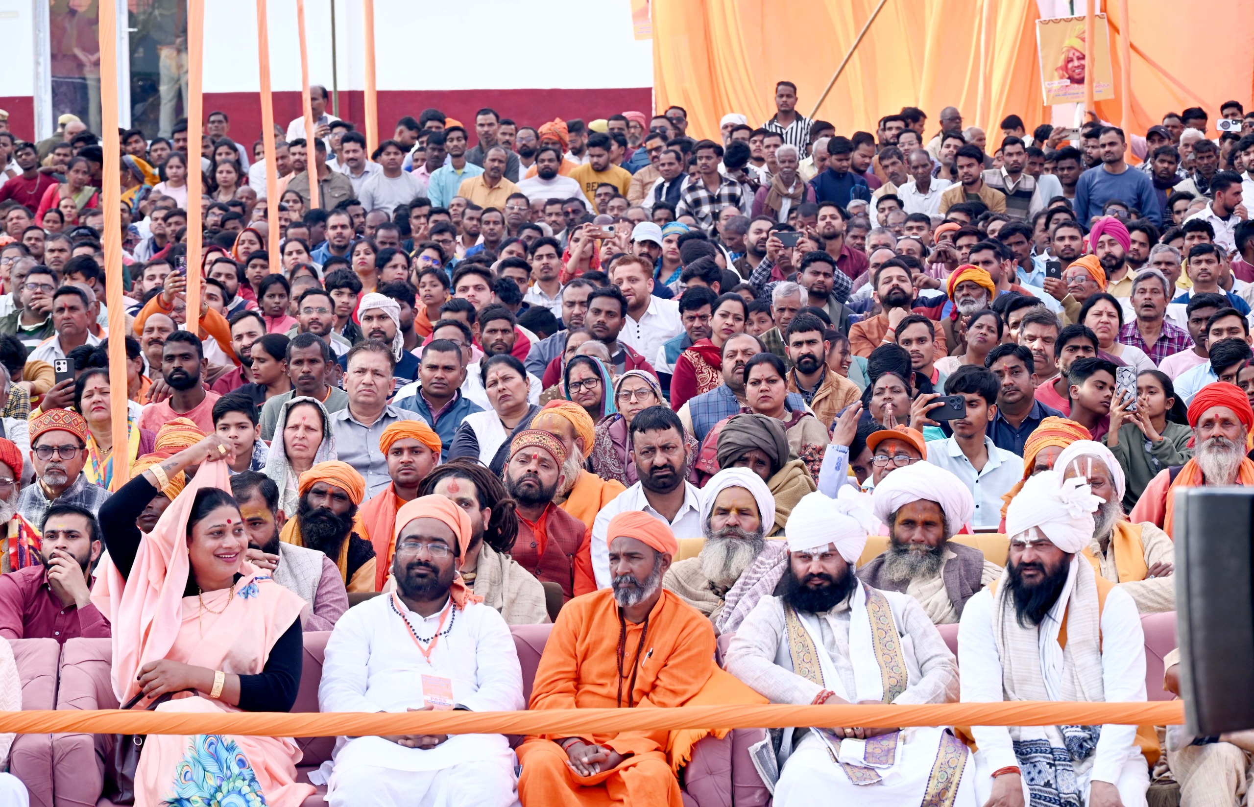 जनसभा को लोग सीएम योगी को सुनने पहुंचे।