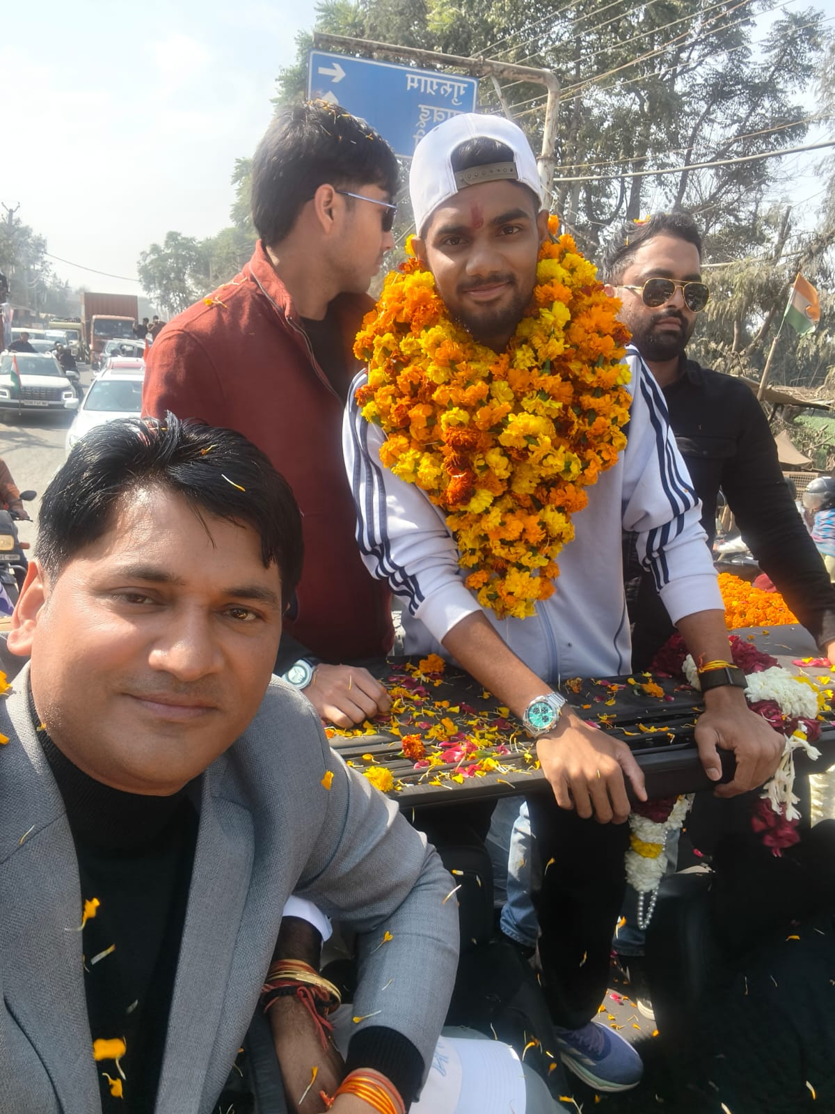 झज्जर में स्वागत समारोह के दौरान कनिष्क चौहान खुली जीप से पहुंचे गांव।