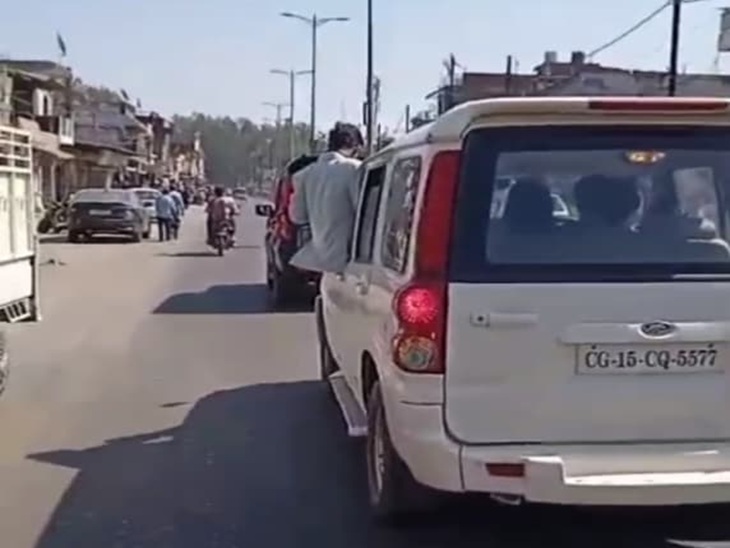 गाड़ियों में लटककर हुटर बजाते निकाली रैली