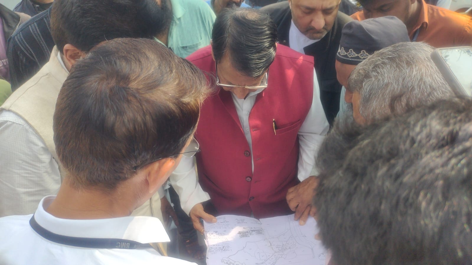 बस्ती वालों ने पूर्व मंत्री पीसी शर्मा समेत कांग्रेसियों को पुराने दस्तावेज भी दिखाए।