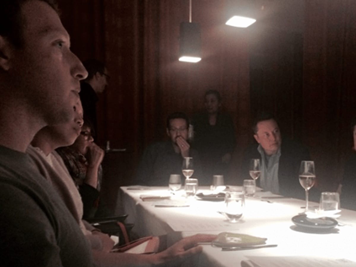 एपस्टीन फाइल्स के तहत ये तस्वीर अमेरिका के जस्टिस डिपार्टमेंट ने जारी की है, इसमें मार्क जुकरबर्ग और इलॉन मस्क नजर आ रहे हैं। - Dainik Bhaskar