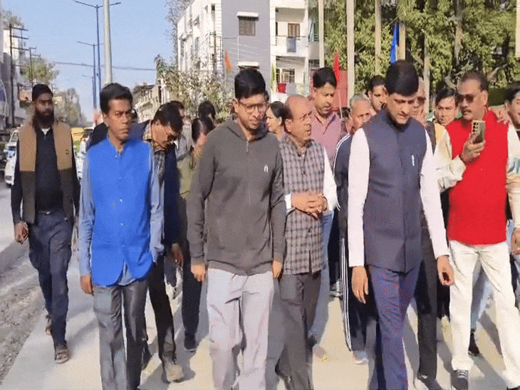 इंदौर में सड़क परियोजनाओं की समीक्षा करने पहुंचे महापौर भार्गव:  झोन-10 के साकेत, तिलक नगर और मनीषपुरी में विकास कार्यों का निरीक्षण किया – Indore News