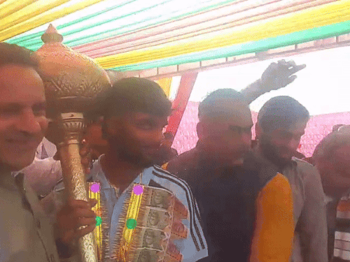 कुलदीप वत्स ने कनिष्क चौहान को गदा भेंट कर किया स्वागत।