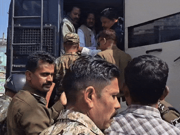 पूर्व सांसद कंकर मुंजारे को पुलिस ने हिरासत में ले लिया।