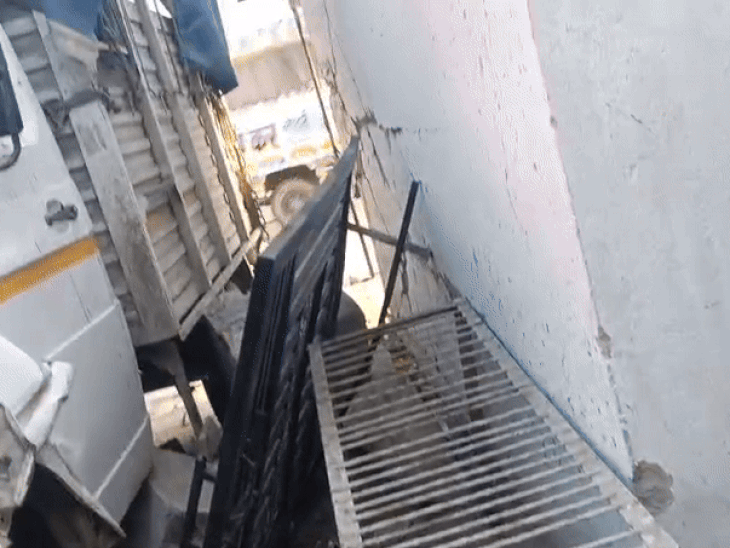 घर के अंदर घुसे मिनी ट्रक ने फाटक को तोड़ते हुए दुकान की दीवार को भी नुकसान पहुंचाया।