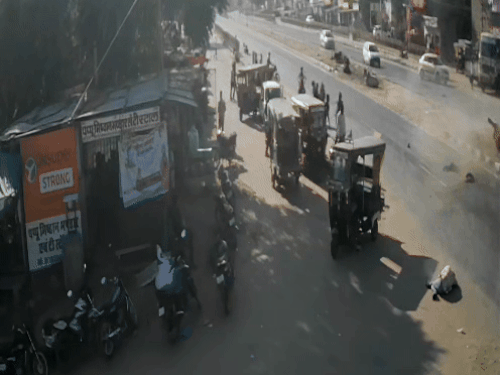 हादसे में घायल युवक को मौके पर मौजूद लोगों ने तुरंत रतनगढ़ के जालान अस्पताल पहुंचाया।