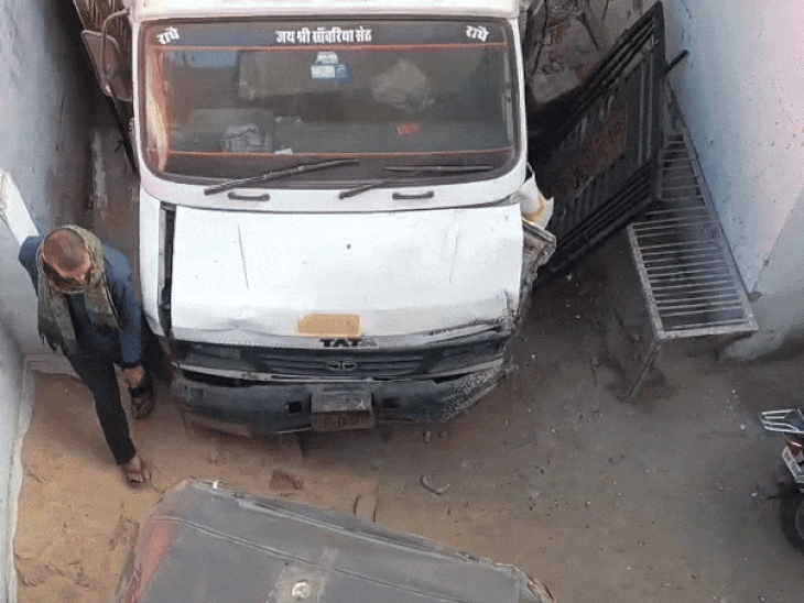 घर में आने का रास्ता ही बंद हो गया, आगे अंदर खड़े टेम्पो को भी इस गाड़ी ने टक्कर मारी।