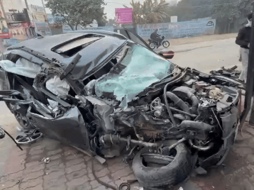 कार पूरी तरह से चकनाचूर