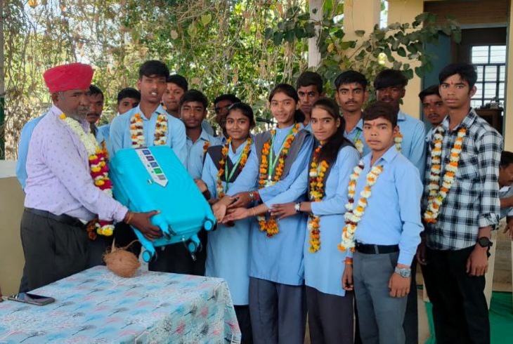पाली जिले के राजकीय उच्च माध्यमिक विद्यालय बासना गांव में सोमवार को टीचर भेराराम प्रजापत को ट्रॉली बैग गिफ्ट करते स्टूडेंट।