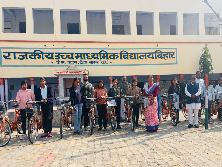 उच्च माध्यमिक स्कूल बिहार में सौंपी साइकिल।