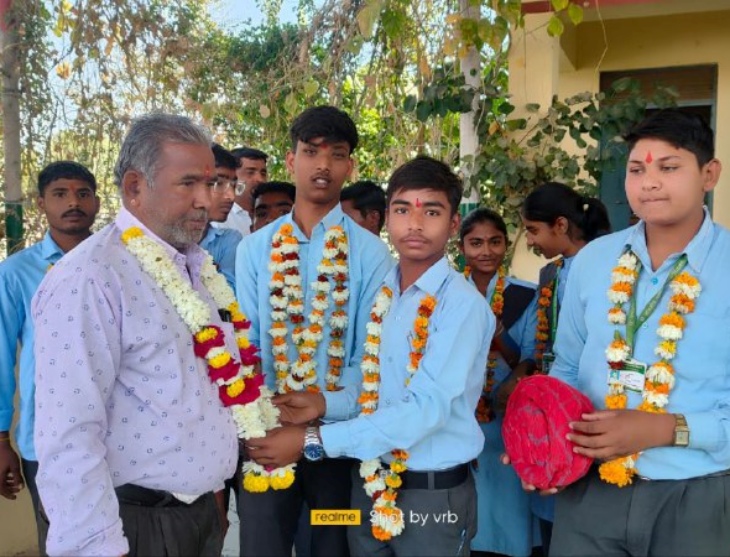 पाली जिले के राजकीय उच्च माध्यमिक विद्यालय बासना गांव में सोमवार को टीचर भेराराम प्रजापत का माला और साफा पहनाकर आशीर्वाद लेते हुए स्टूडेंट।