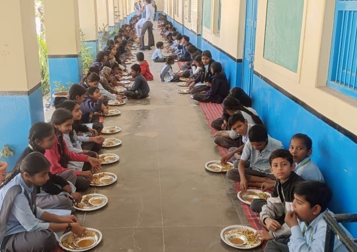 पाली जिले के राजकीय उच्च माध्यमिक विद्यालय बासना गांव में सोमवार को टीचर के रिटायरमेंट पार्टी में भोजन करते स्टूडेंट।