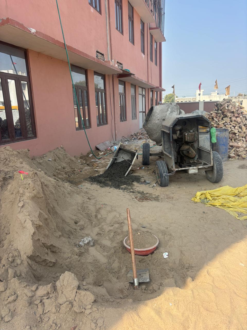 हुक टूटने के बाद नीचे गिरी लिफ्ट।