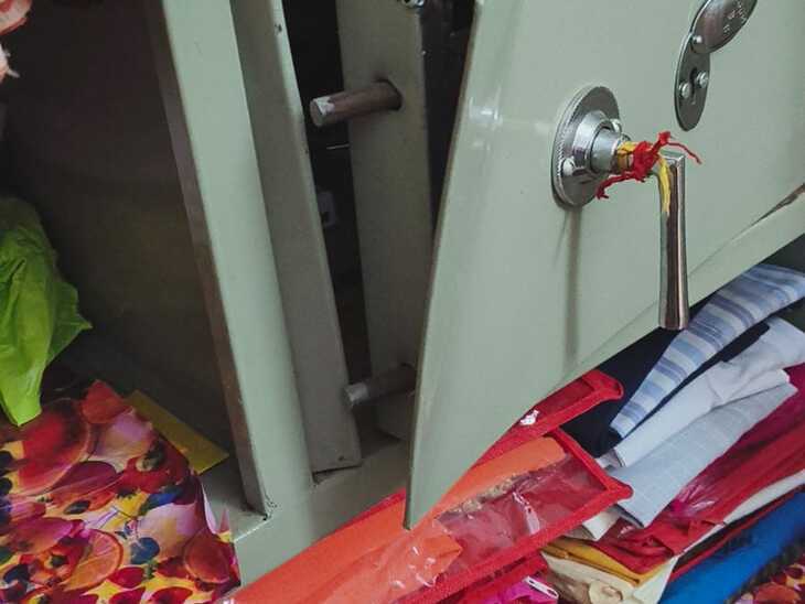 अलमारी के ताले तोड़कर गहने चोरी किए।