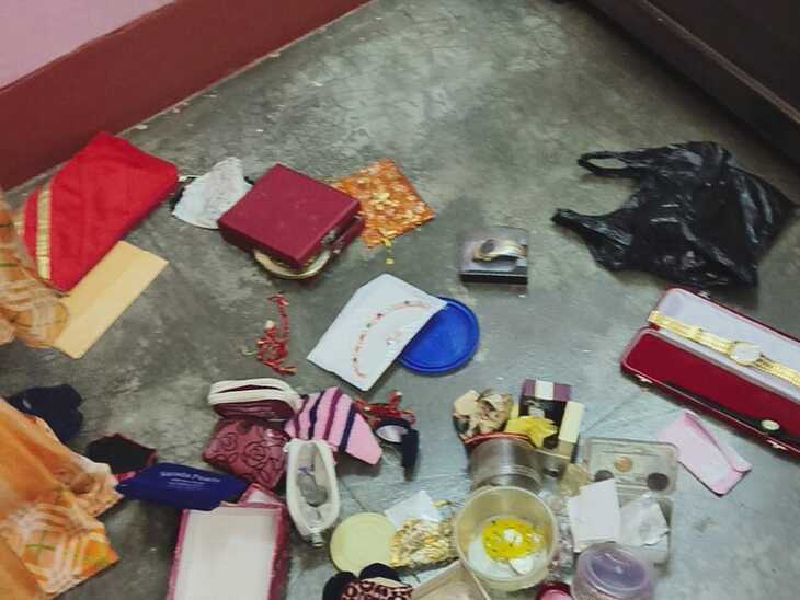 चोरों ने आलमारी से सामान निकाल कर बिखेर दिया और गहने चुरा लिए।