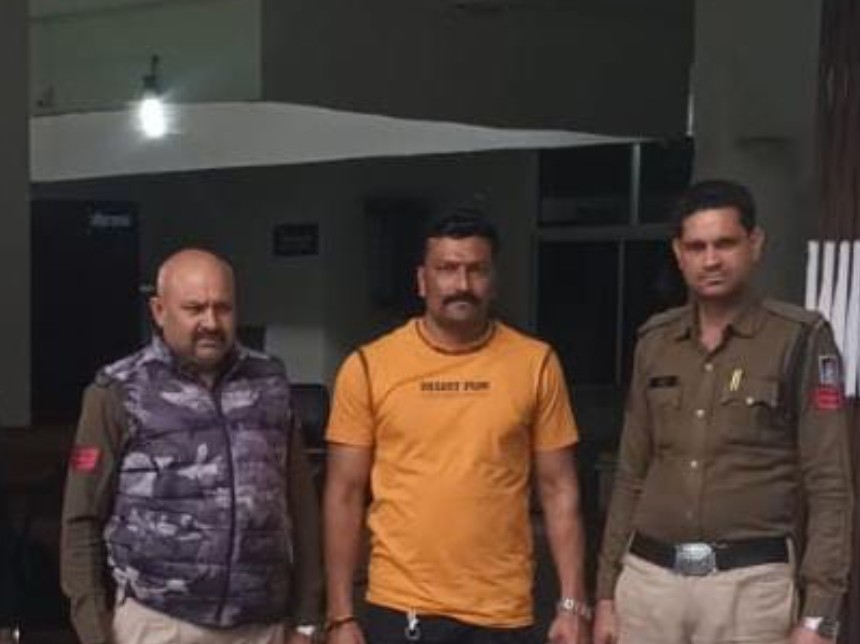 सूने मकान में हुई चोरी के मामले में फरार तीसरा आरोपी गिरफ्तार सूने मकान में हुई चोरी के मामले में फरार तीसरा आरोपी गिरफ्तार