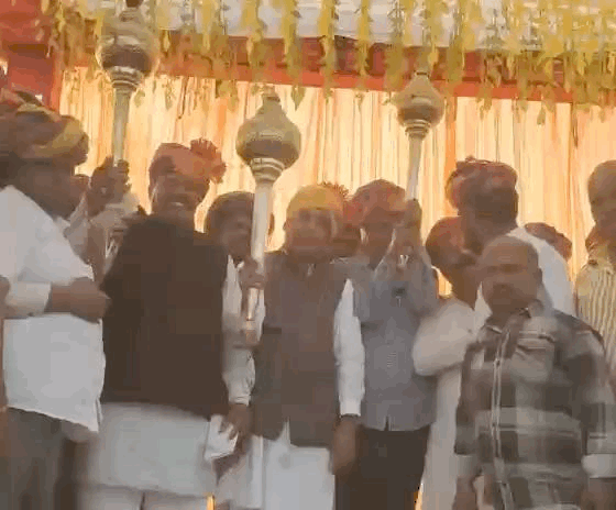 कार्यक्रम में गदा देकर स्वागत किया गया। इस दौरान जय श्री राम के जयकारे लगे।