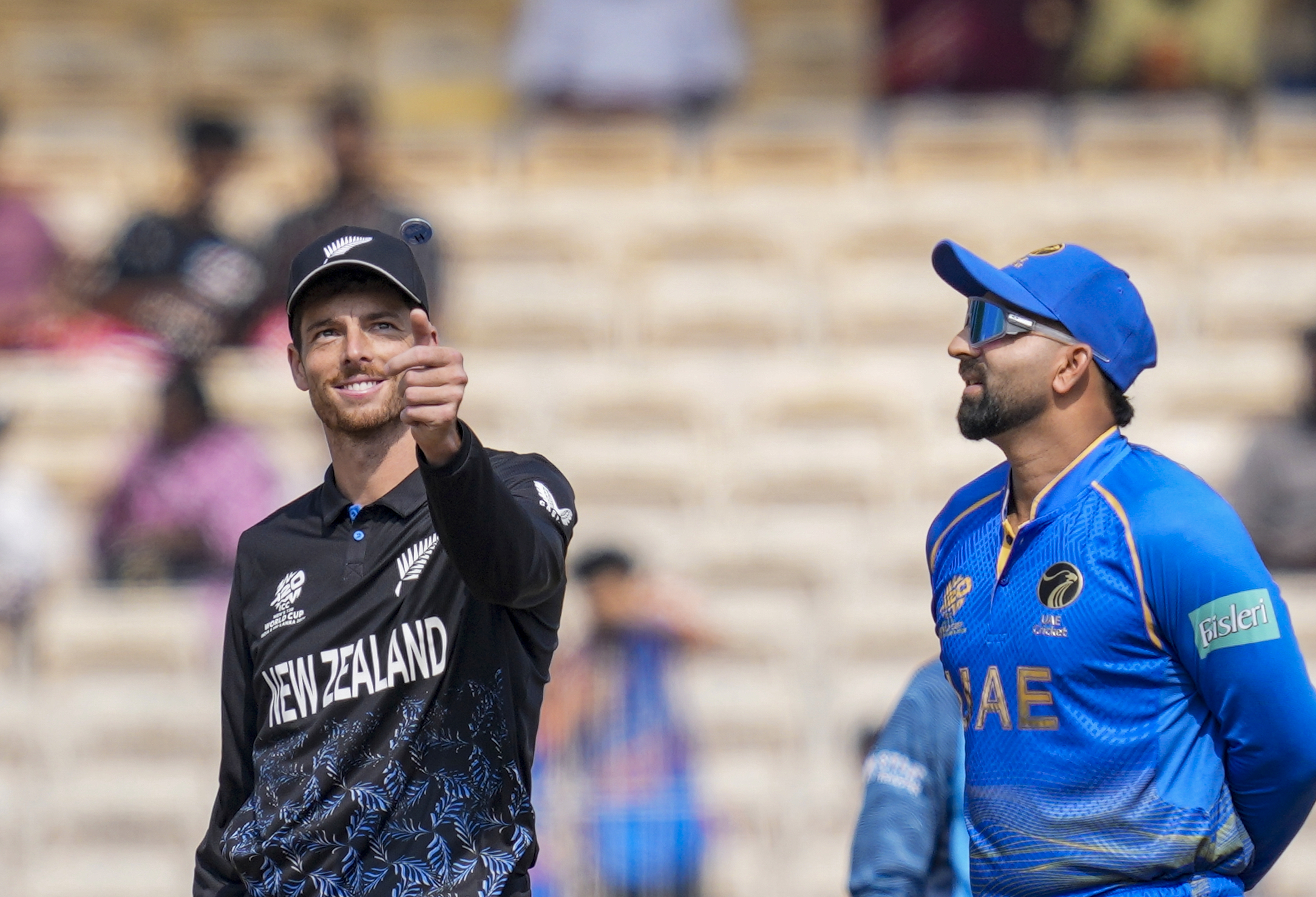 टॉस का सिक्का उछालते मिचेल सैंटनर।