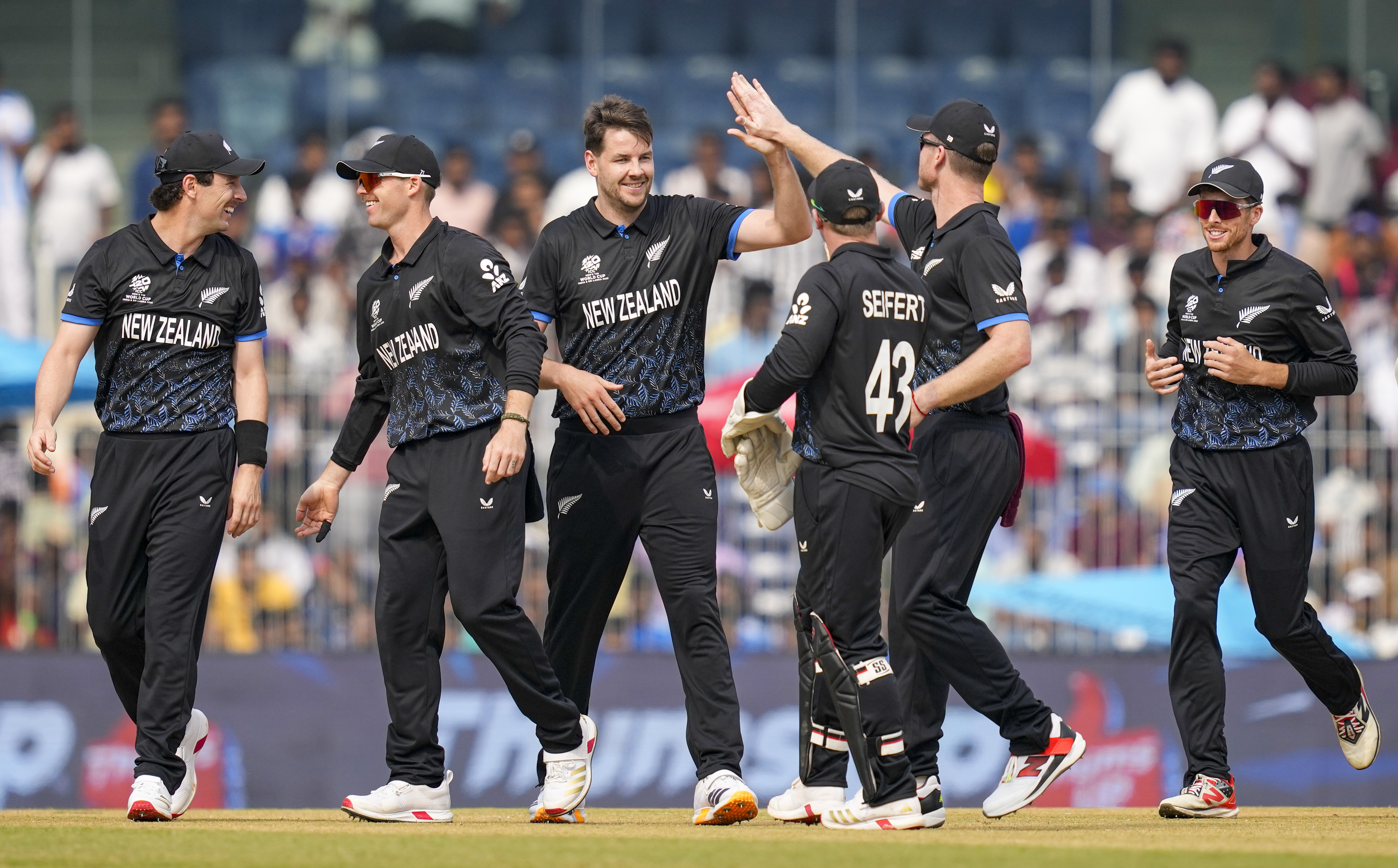 आर्यांश का विकेट सेलिब्रेट करते कीवी खिलाड़ी।