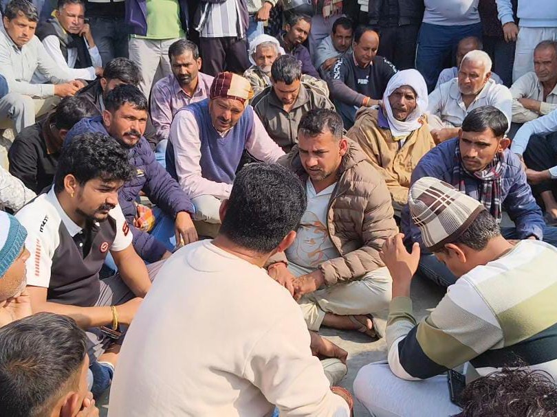 धरने पर बैठै ग्रामीण