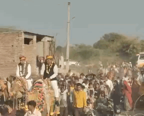 कार्यकम स्थल तक ऊंट पर बैठाकर लेकर आते ग्रामीण।