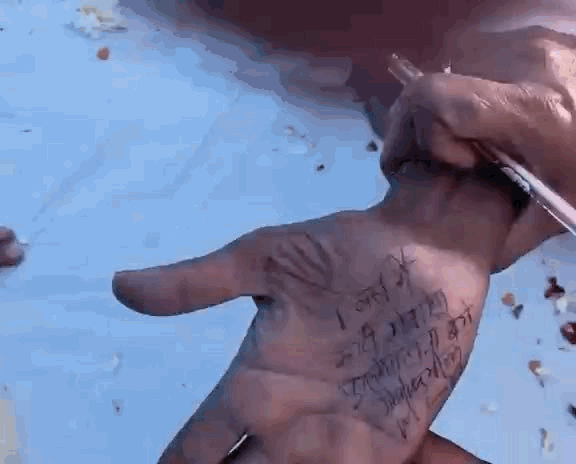 बुजुर्ग के हाथ पर लिखा एक साल में पुल का निर्माण कार्य पूरा करवाएंगे।