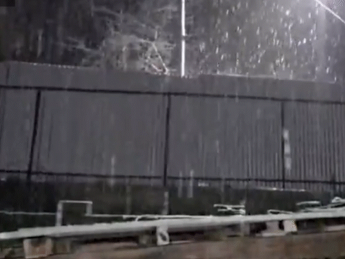 जम्मू-कश्मीर के कुपवाड़ा में मंगलवार शाम से ताजा बर्फबारी जारी।