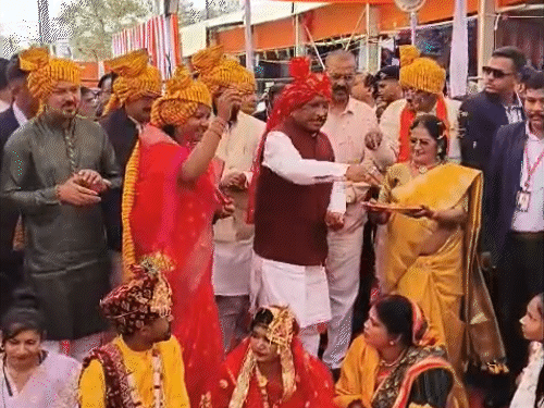सीएम साय ने वर-वधु पर फूल चावल छींटकर आशीर्वाद दिया।