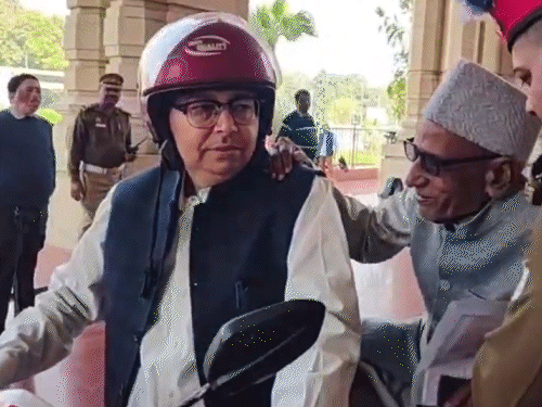 निजामाबाद के 90 साल के सपा विधायक आलम बदी विधानसभा के बजट सेशन में शामिल होने के लिए स्कूटी से पहुंचे।