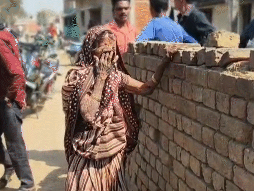 पति की मौत के बाद रोती रही पत्नी। घर के सामने भीड़ इकट्ठी हुई।