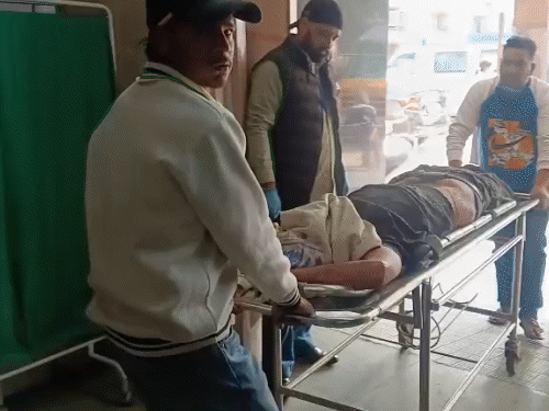 एक्सीडेंट में कार बुरी तरह क्षतिग्रस्त हो गई। इसमें सवार युवकों के शवों को सिविल अस्पताल में रखवाया गया है। - Dainik Bhaskar