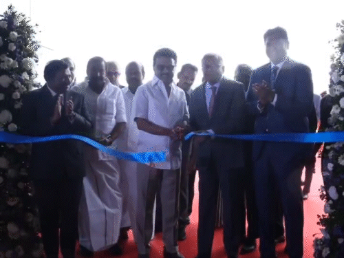 तमिलानाडू के मुख्यमंत्री MK स्टालिन और टाटा संस के चेयरमैन एन चंद्रशेखरन JLR के प्लांट का उद्घाटन किया।