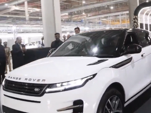 प्लांट में बनी पहली कार को खुद चलाकर रोल आउट करते हुए सीएम स्टालिन, उनके साथ कंपनी के चेयरमैन चंद्रशेखरन भी थे।