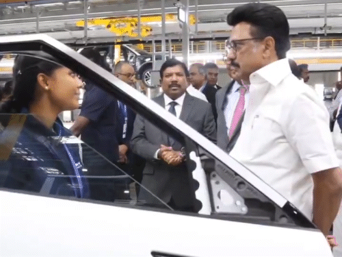 सीएम ने प्लांट का दौरा किया, इस दौरान वर्कर्स से बात भी की।