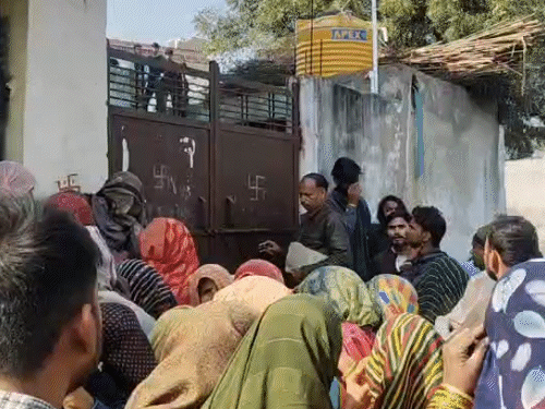 परिवार के सुसाइड की सूचना पर आसपास के लोग भारी संख्या में पहुंच गए।