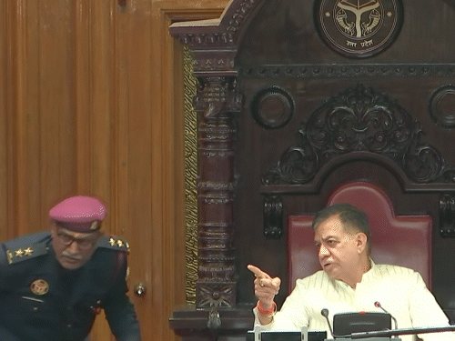 श्रद्धांजलि देते वक्त 2 विधायकों के मोबाइल बजने लगे। स्पीकर महाना ने सिक्योरिटी बुलाई और तत्काल दोनों के मोबाइल लेने का निर्देश दिया।