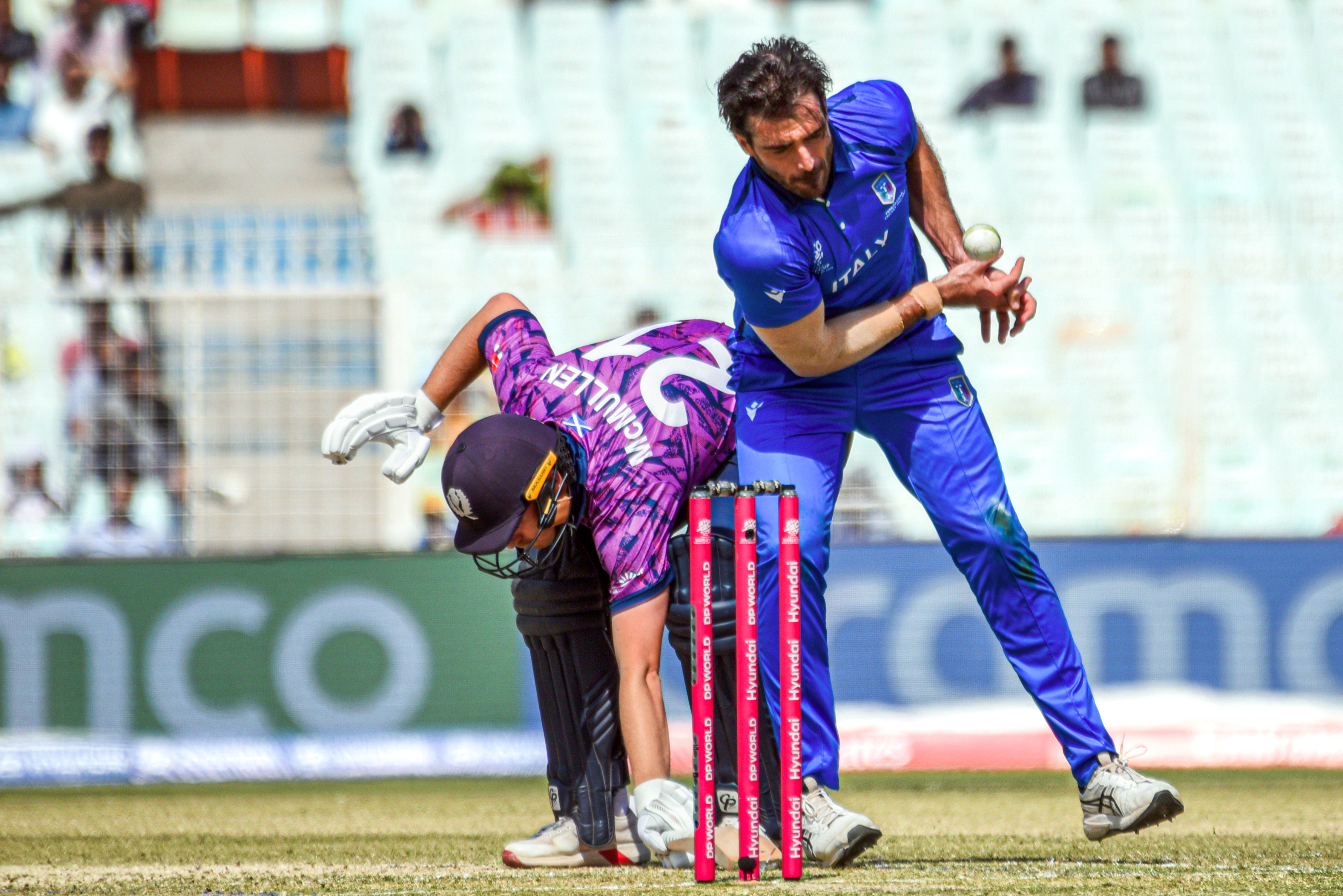 टी-20 वर्ल्ड कप के 7वें मैच में इटली के गेंदबाज स्कॉटलैंड के ब्रेंडन मैकमुलेन को रनआउट करते हुए।