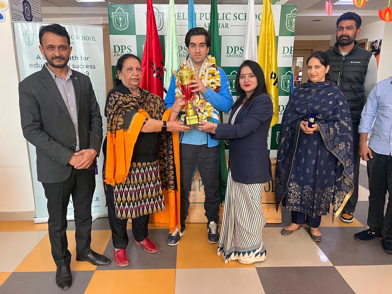 अंशुल को सम्मानित करती स्कूल की चेयरपर्सन और प्रिंसिपल।