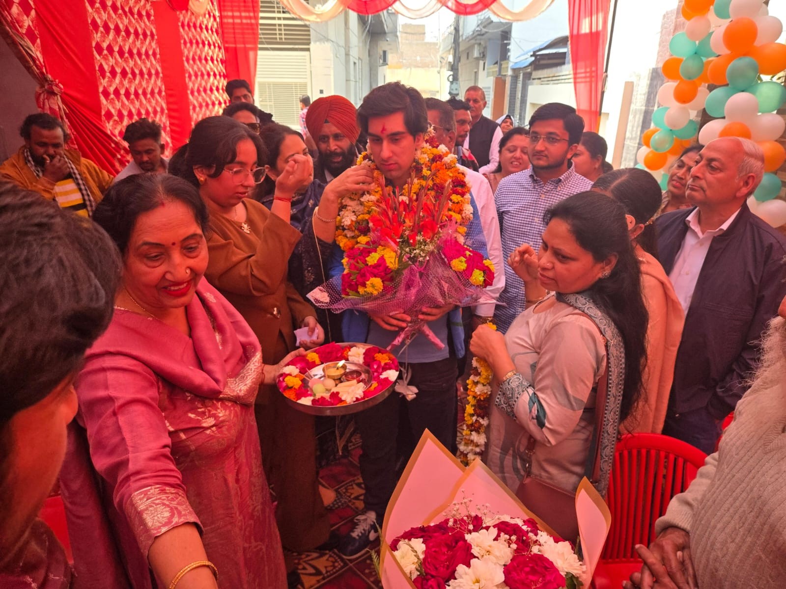 घर पहुंचने पर अंशुल का हुआ भव्य स्वागत।