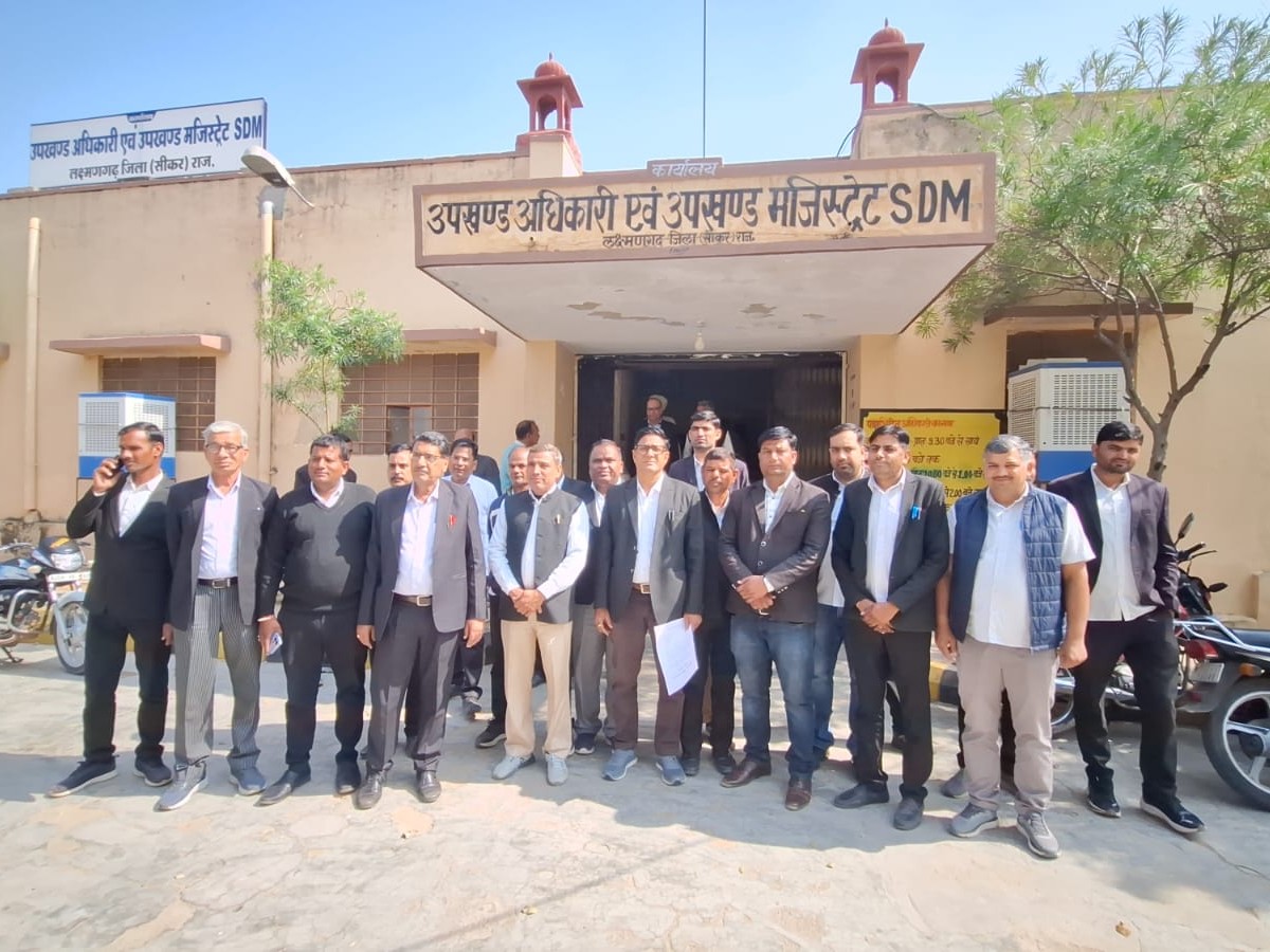 वकीलों ने एसडीएम न्यायालय में न्यायिक कार्य का बहिष्कार किया।