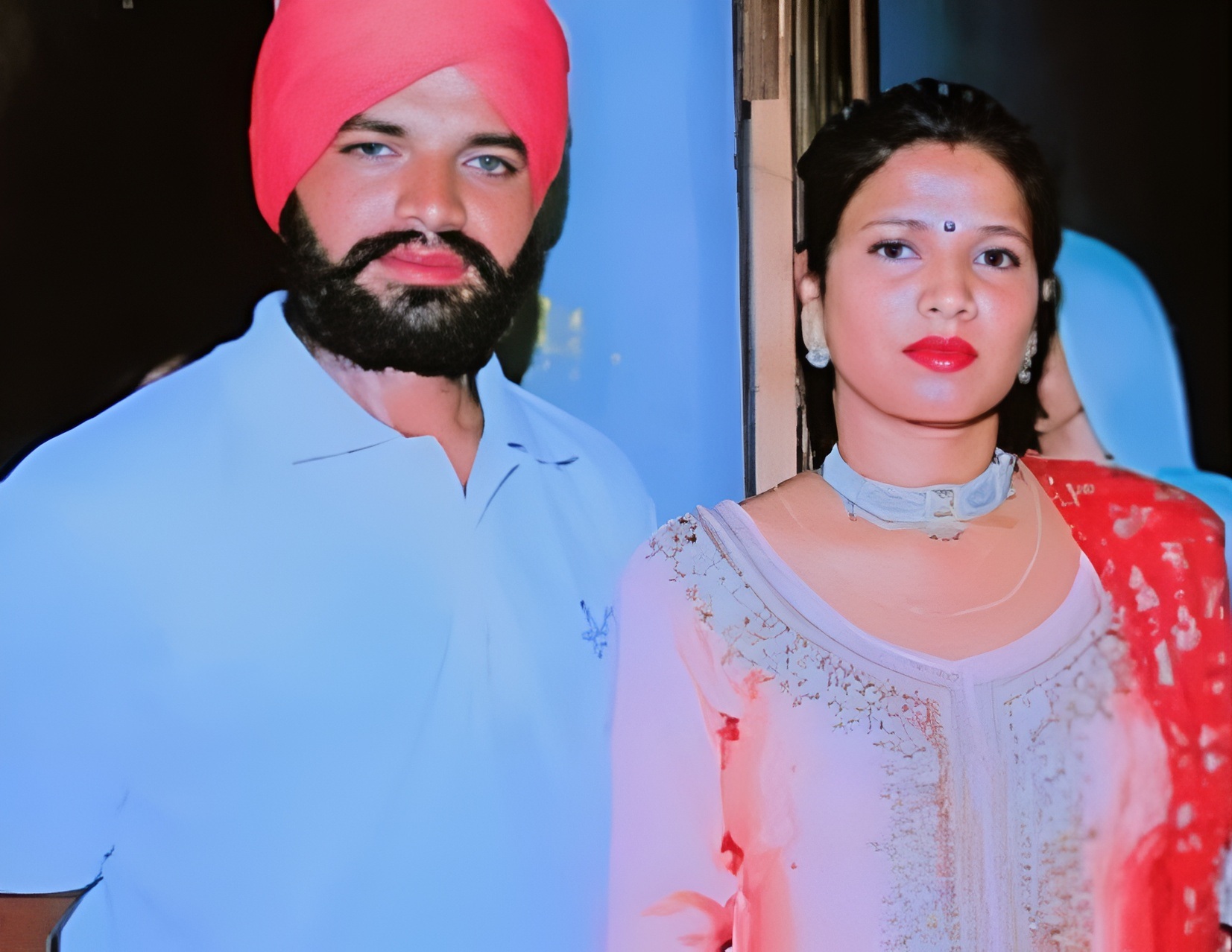 पत्नी हरकीरत (दाएं) के साथ हत्या का आरोपी पति कुलदीप सिंह।