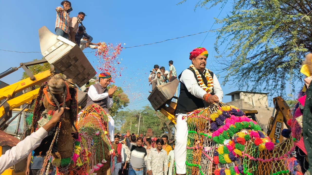 जेसीबी से फूल बरसाकर स्वागत किया गया।