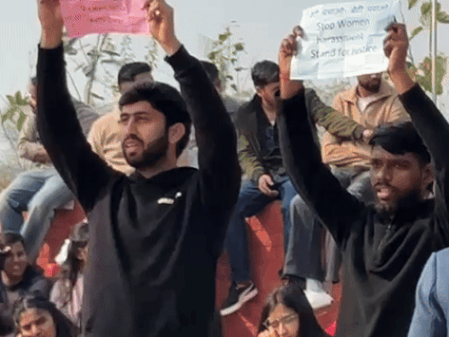 वीसी के भाषण के दौरान छात्रों ने हाथ में पोस्टर लेकर लहराए।