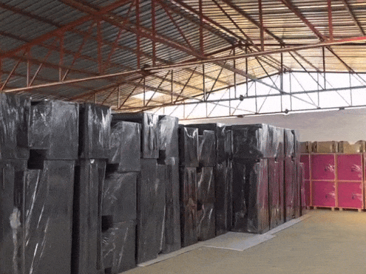 समिति की ओर से जोड़ों को दो से ढाई लाख रुपए की घरेलू सामग्री दी जा रही है।