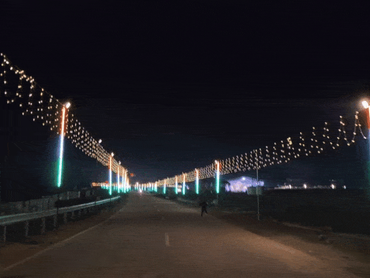 बागेश्वर धाम में 5 किमी सड़क के दोनों ओर तिरंगा थीम पर लाइटिंग की गई है।