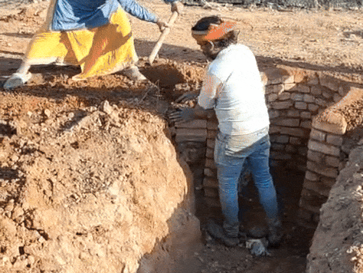 भोजन पकाने के लिए विशाल भटि्टयां बनाई जा रही हैं।