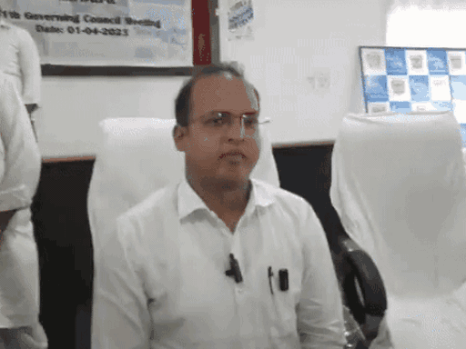 आशीष मोदी मूलरूप से मुंबई के रहने वाले हैं।